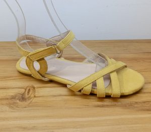 SANDALIA DE NIÑA AMARILLA LEFTIE
